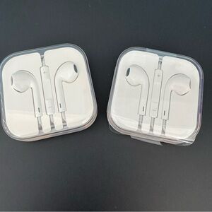 Apple EarPods With 3.5mm Plug. Built In Remote. Lot Of 2 NEW
